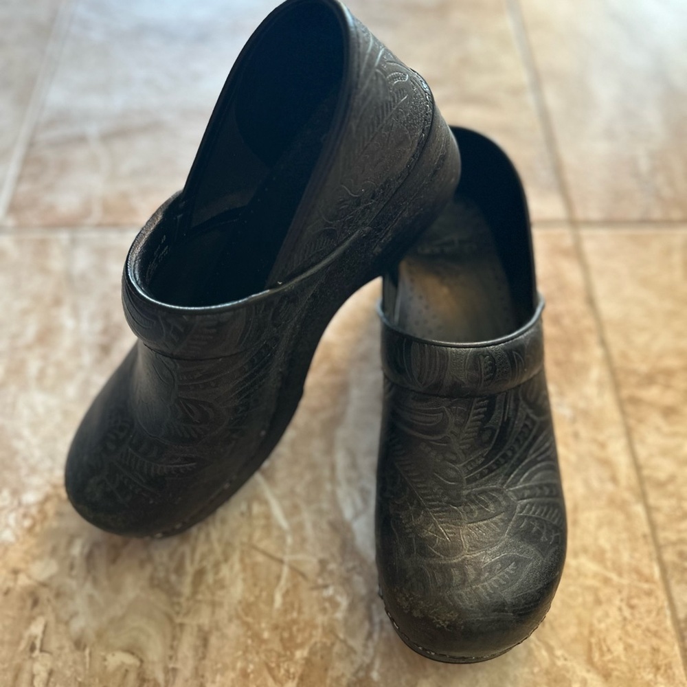 Womens Dansko Black Clogs sz 40